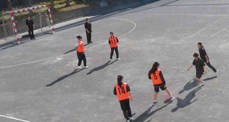 2年体育サッカー女子IMG_8819[1]