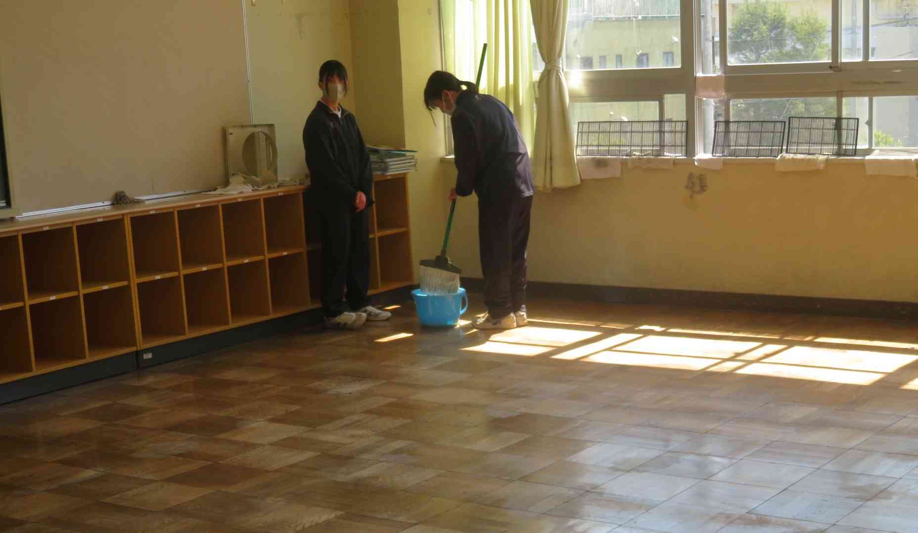 1年大掃除生徒女子IMG_2913[1]