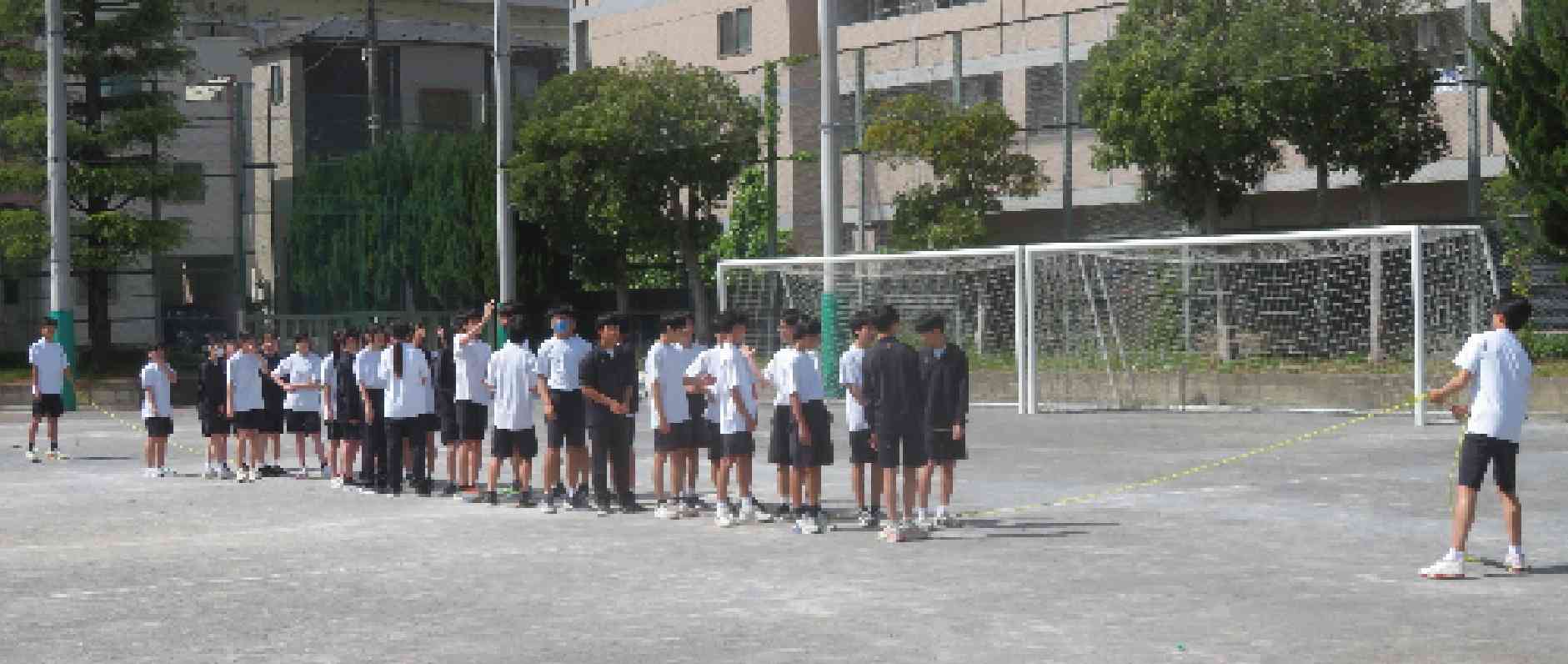 3年大繩　生徒飛ぶ前IMG_4355[1]