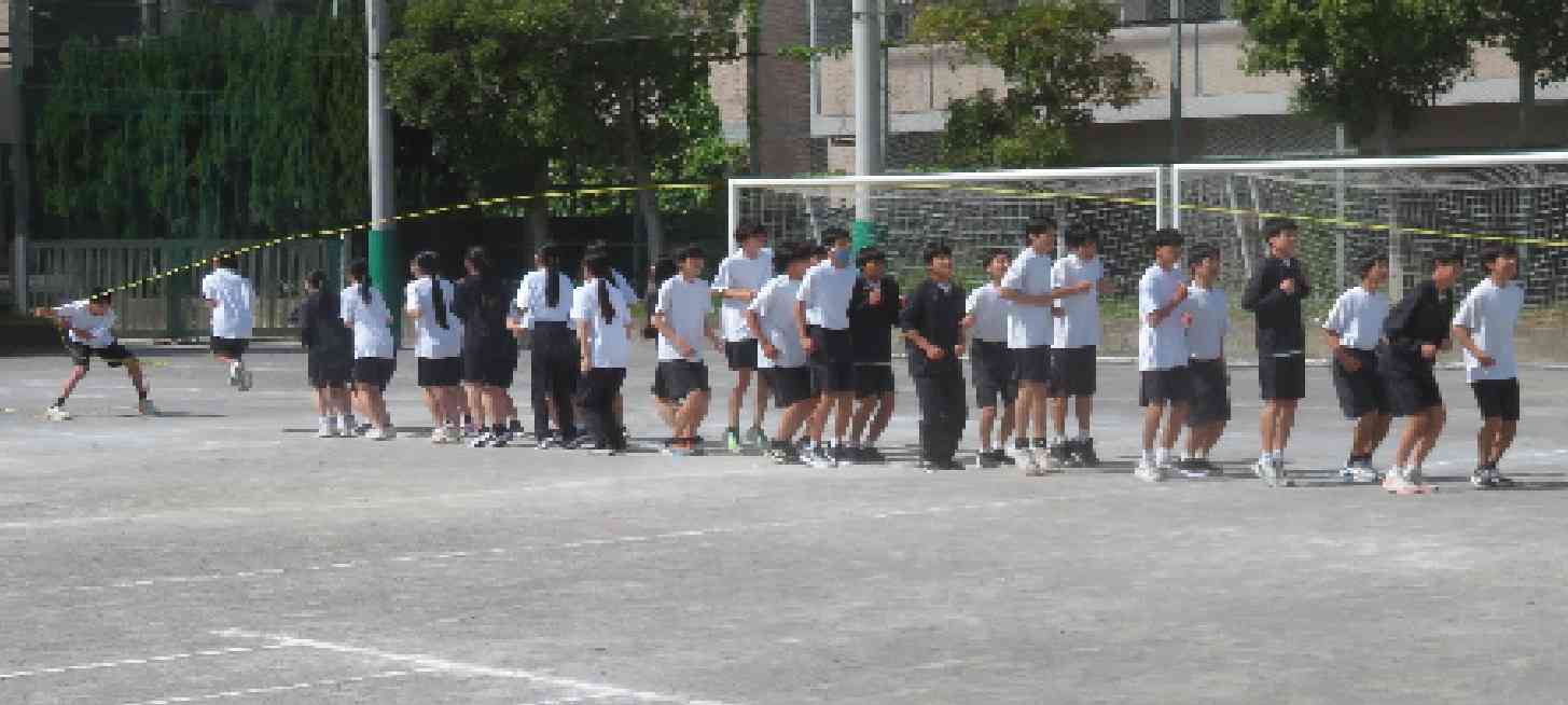 3年大繩　生徒飛ぶ２IMG_4366[1]