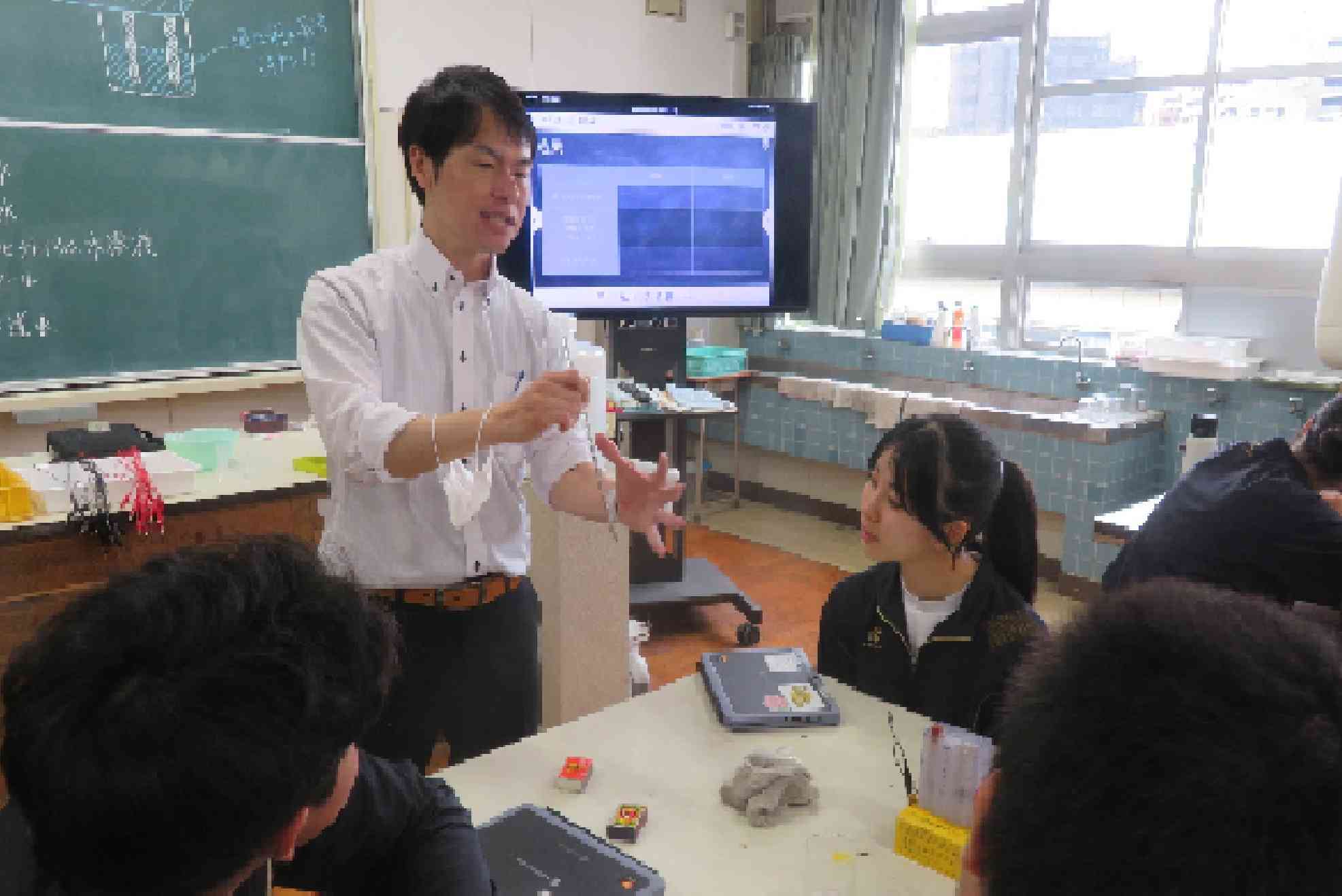 理科入山　水の電気分解の実験IMG_4740[1]