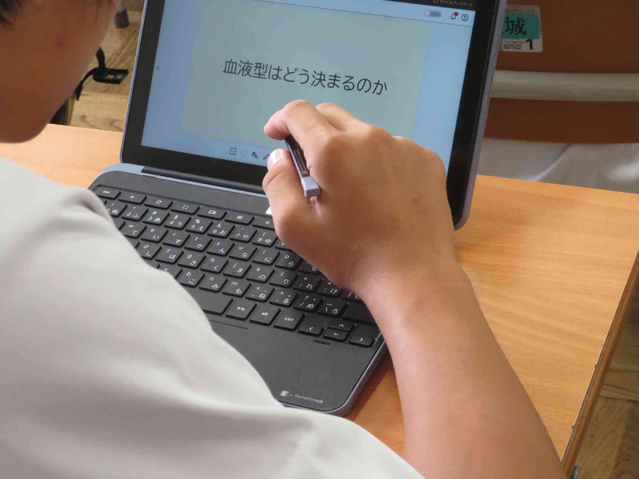 4  タブレット　血液型はどう決まるI3年理科入山MG_2145[1]
